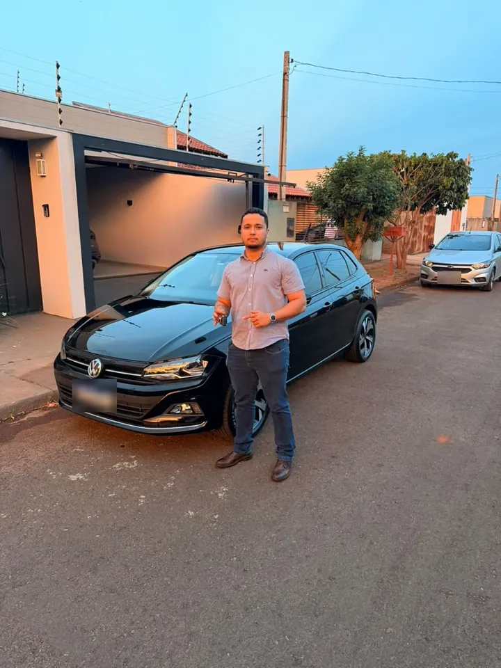 Cliente apontando para a chave do hatch preto que comprou na LV